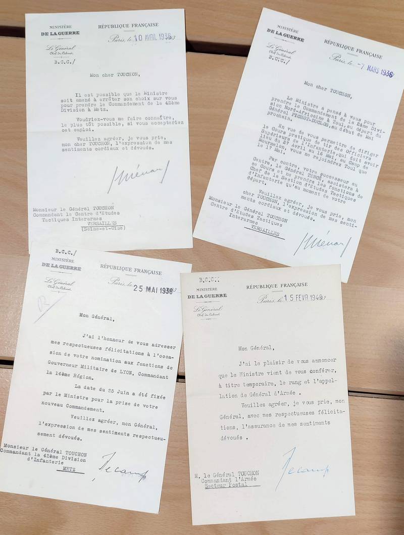 livre ancien - 4 lettres du Ministère de la Guerre par le Général chef de cabinet au Général Touchon dont pour sa nomination en tant que Général d'armée en mai 1940 - 