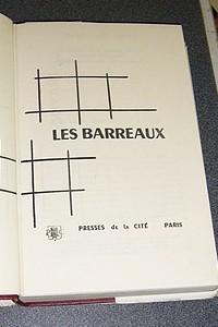 À travers les barreaux