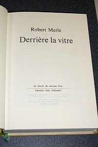 Derrière la vitre