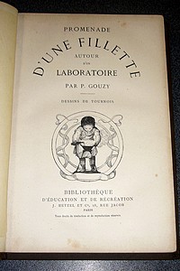 Promenade d'une fillette autour d'un laboratoire