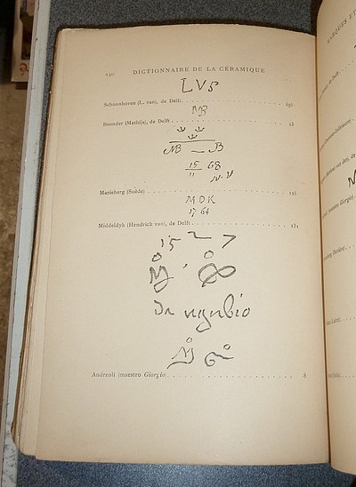 Dictionnaire de la Céramique. Faïences - Grès - Poteries. 20 planches en couleurs hors texte reproduisant 150 motifs variés et 150 marques et monogrammes dans le texte.