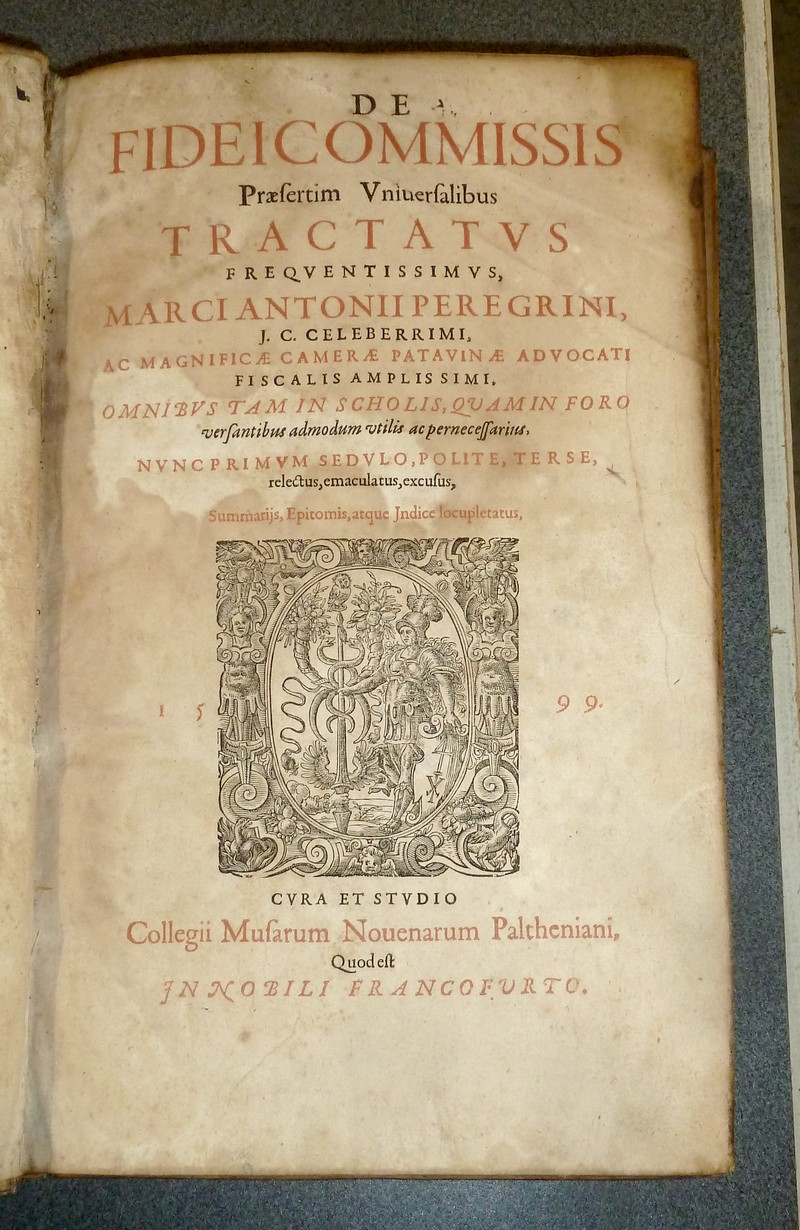 De Fideicommissis praesertim universalibus tractatus frequentissimus, Marci Antonii Peregrini (1599 - Reliure aux armes)