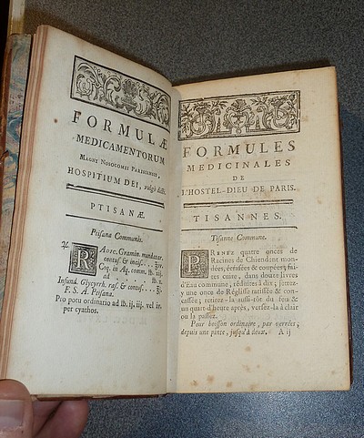 Formules de Médicamens, usitées dans les différens Hôpitaux de la Ville de Paris. Avec leurs Vertus, leurs Usages & leurs Doses (1767)