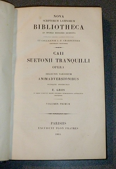 Caii Suetonii tranquilli opera. Selectis variorum animadversionibus suisque instruxit E. Gros (2 volumes avec reliure signée)