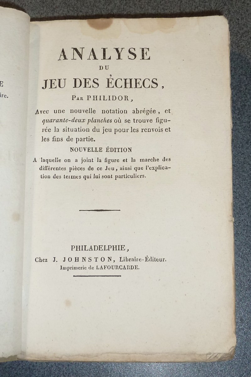 Analyse du jeu des échecs, avec une nouvelle notation abrégée et 42 planches où se trouve figurée la situation du jeu pour les renvois et les fins de partie. Joint photographie signée de Wiktor Kortschnoi