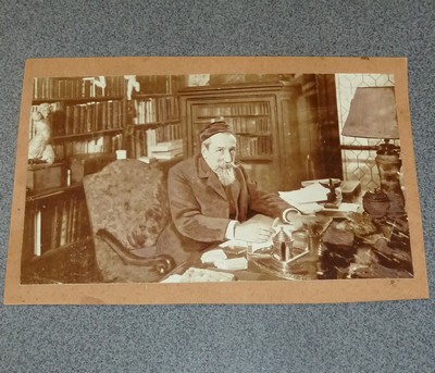 Photographie d'Anatole France à son bureau