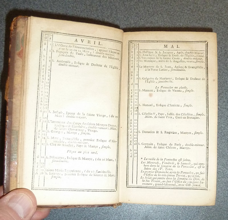 Eucologie ou livre d'église à l'usage de Paris, contenant l'Office des Dimanches & des Fêtes, en latin et en français