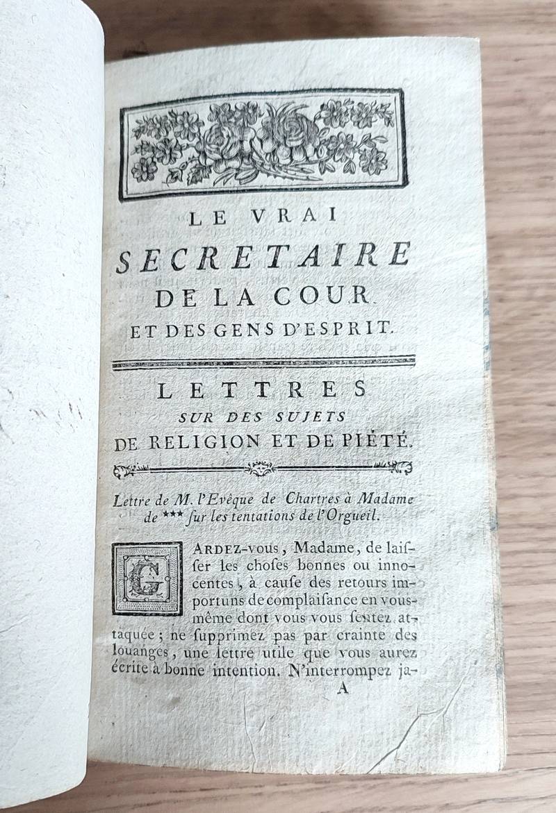 Le vrai secrétaire de la Cour et des gens d'esprit, ou modèles de lettres propres à former le goût et style. On y joint une instruction pour se former dans l'art d'écrire des lettres, contenant le cérémonial & les règles de bienséance...