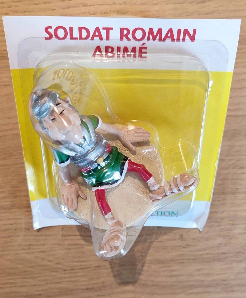 Figurine de soldat romain abimé, des albums d'Astérix