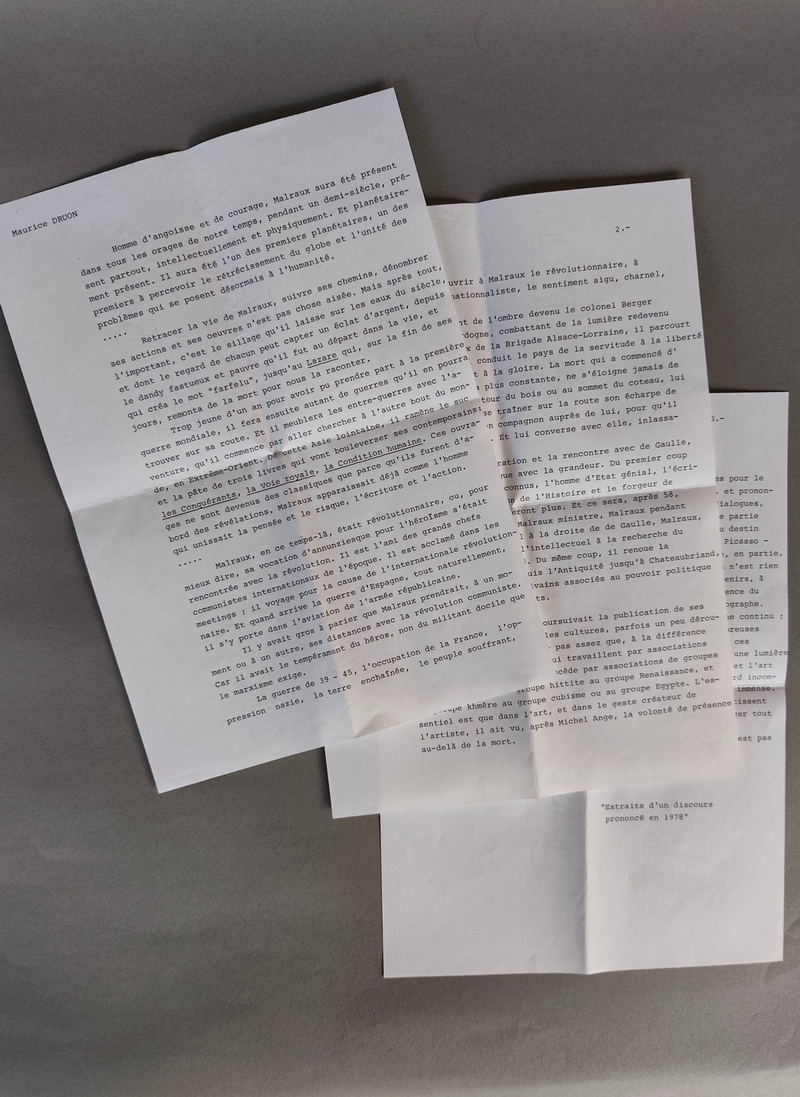 Lettre tapuscrite signée de Maurice Druon en date du 21 avril 1982. Avec une copie tapuscrite d'un texte de 3 pages extrait d'un discours prononcé en 1978