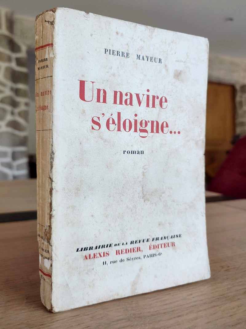 Un navire s'éloigne...