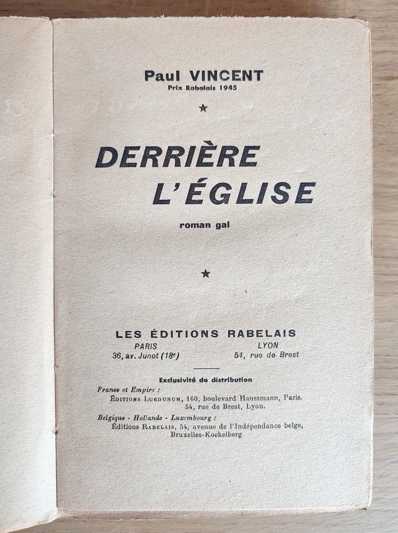 Derrière l'église. Roman gai
