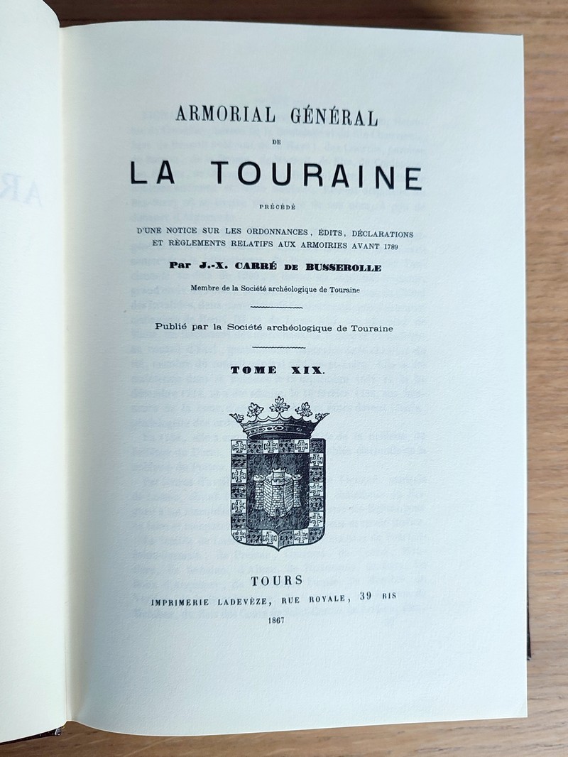 Armorial général de la Touraine (3 volumes avec le supplément), précédé d'une notice sur les ordonnances édits, déclarations et règlements relatifs aux armoiries avant 1789