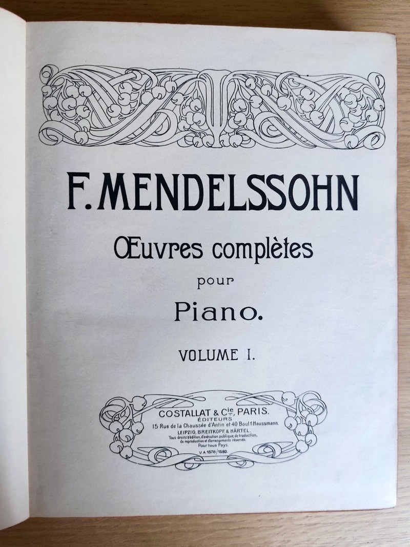 2 volumes des Oeuvres de Félix Mendelssohn, soit Tome I : Oeuvres complètes pour piano (3 volumes en 1), Tome II : Chansons sans paroles, concertos et morceaux de concert (2 volumes en 1)