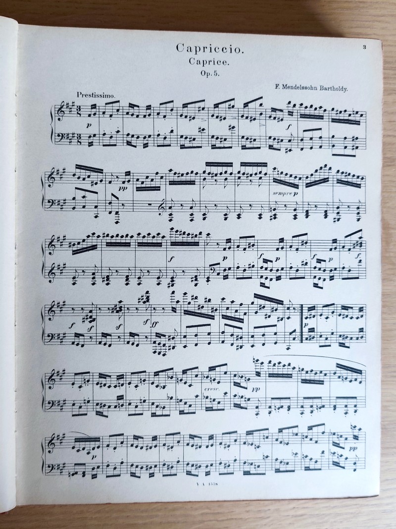 2 volumes des Oeuvres de Félix Mendelssohn, soit Tome I : Oeuvres complètes pour piano (3 volumes en 1), Tome II : Chansons sans paroles, concertos et morceaux de concert (2 volumes en 1)