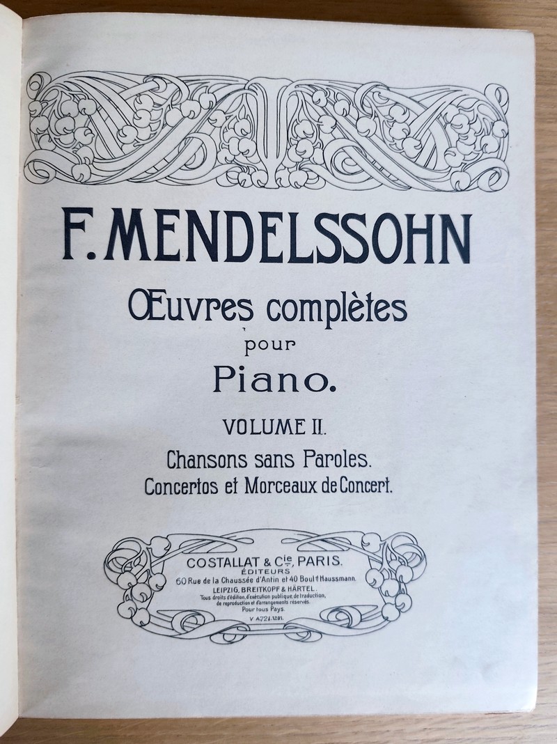 2 volumes des Oeuvres de Félix Mendelssohn, soit Tome I : Oeuvres complètes pour piano (3 volumes en 1), Tome II : Chansons sans paroles, concertos et morceaux de concert (2 volumes en 1)