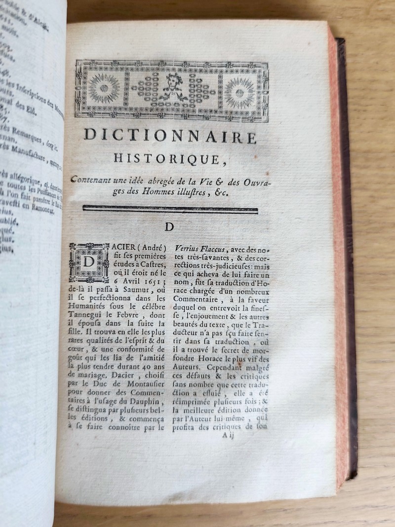 Dictionnaire historique, littéraire et critique (6 volumes) contenant une idée abrégée de la Vie & des ouvrages des Hommes illustres en tout genre, de tous tems & de tout pays