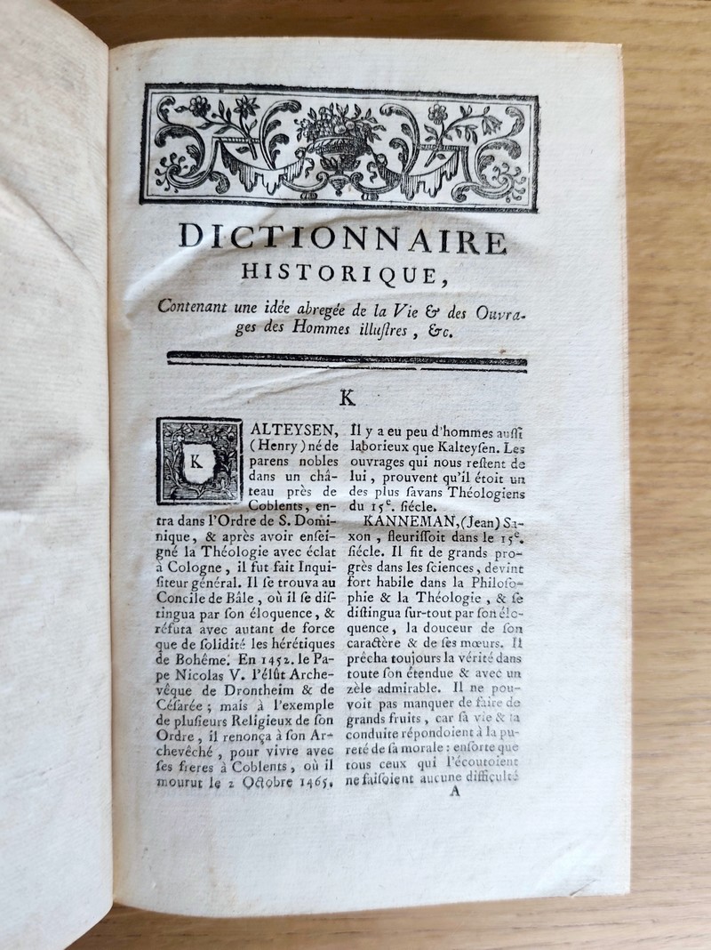 Dictionnaire historique, littéraire et critique (6 volumes) contenant une idée abrégée de la Vie & des ouvrages des Hommes illustres en tout genre, de tous tems & de tout pays