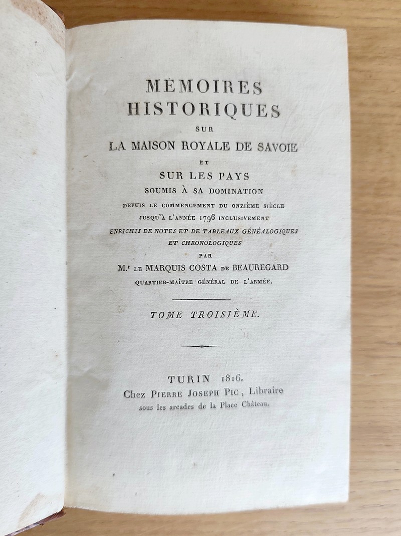 Mémoires Historiques sur la Maison Royale de Savoie (4 volumes) et sur les Pays soumis à sa domination depuis le commencement du onzième siècle jusqu'à l'année 1796 inclusivement. Enrichis de notes et de tableaux généalogiques et chronologiques
