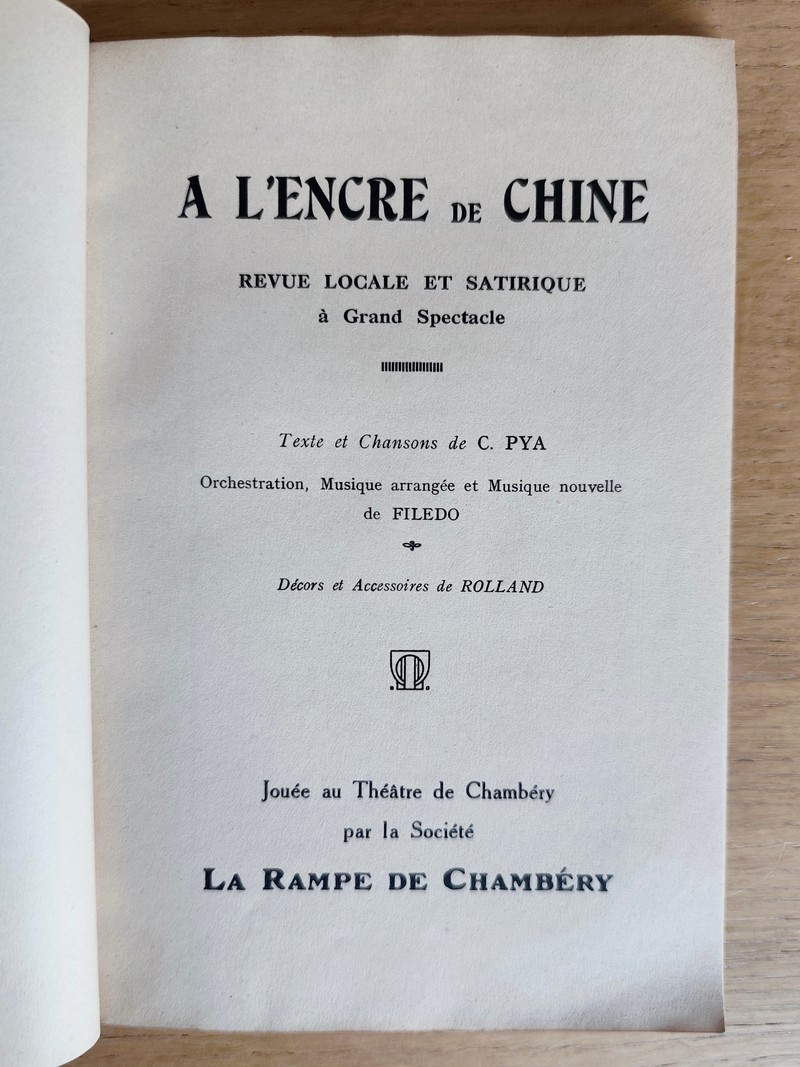 A l'encre de Chine - Revue locale et satirique à grand spectacle, jouée au Théâtre de Chambéry par la société « La Rampe de Chambéry »