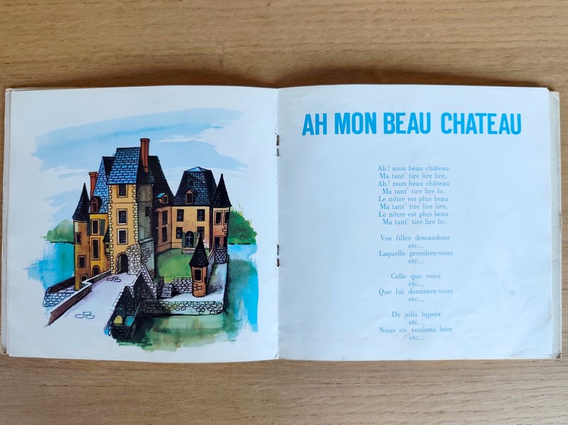 Am Stram Gram, volume 5. Une poule sur un mur - Gentil coquelicot - Marie Madeleine - Frère Jacques - Bleu, bleu, bleu, la bouteille est bleue - Ah mon beau château - Petit Papa c'est aujourd'hui ta fête - Bon voyage M. Dumollet