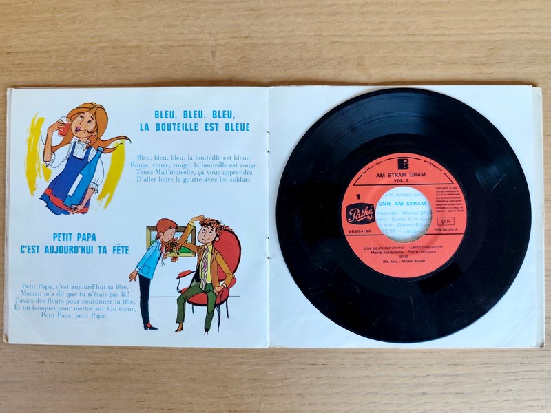 Am Stram Gram, volume 5. Une poule sur un mur - Gentil coquelicot - Marie Madeleine - Frère Jacques - Bleu, bleu, bleu, la bouteille est bleue - Ah mon beau château - Petit Papa c'est aujourd'hui ta fête - Bon voyage M. Dumollet