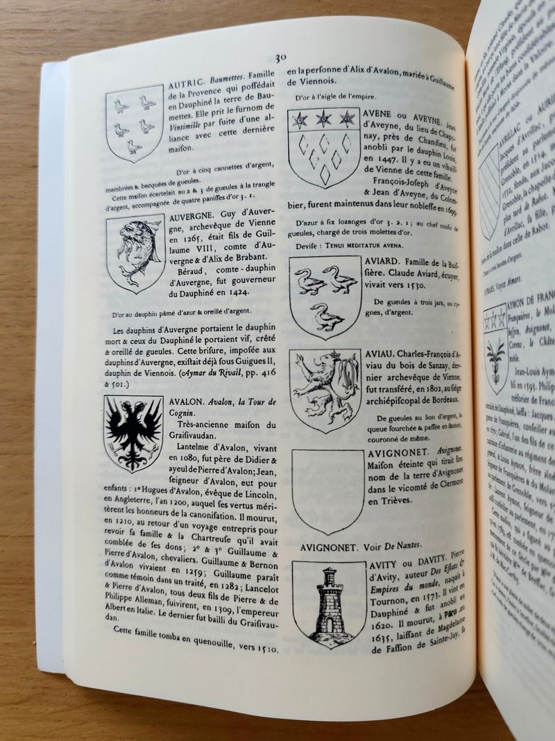 Armorial de Dauphiné contenant les armoiries de toutes les familles nobles et notables de cette Province accompagnées de notices généalogiques complétant les nobiliaires de Chorier et de Guy Allard