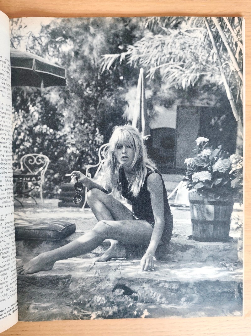 Brigitte Bardot à St-Tropez (Brigitte Bardot). Jours de France 506 du 25 juillet 1964, spécial vacances
