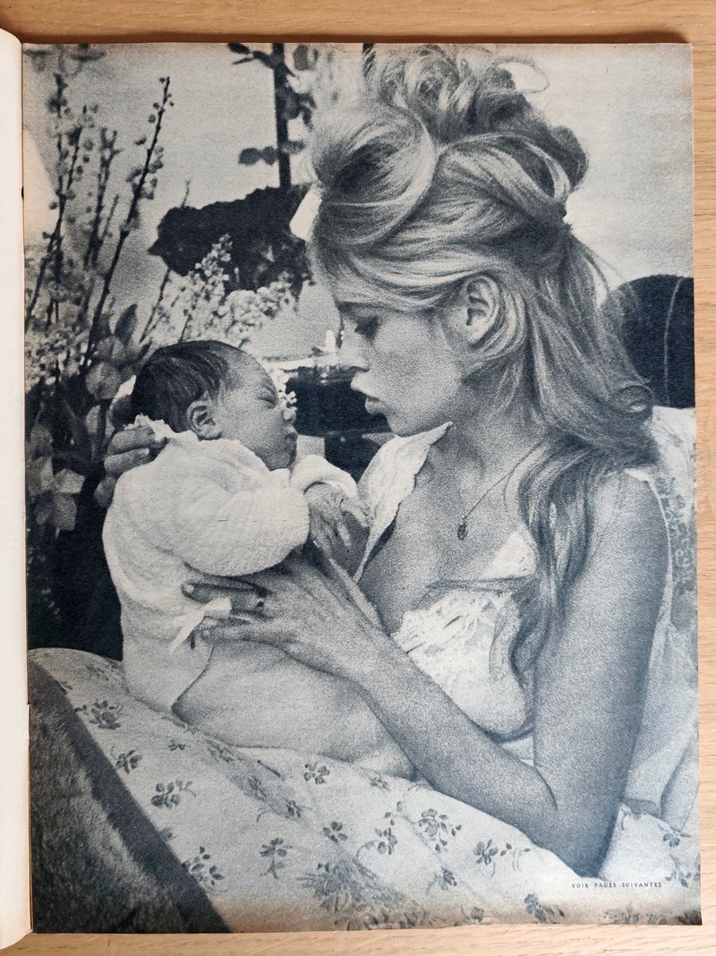 Brigitte et Nicolas. Il n'a que deux jours : c'est la première photo de Nicolas, le bébé de B.B. (Brigitte Bardot). Jours de France 271 du 23 janvier 1960