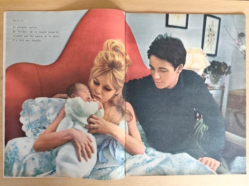 Brigitte et Nicolas. Il n'a que deux jours : c'est la première photo de Nicolas, le bébé de B.B. (Brigitte Bardot). Jours de France 271 du 23 janvier 1960