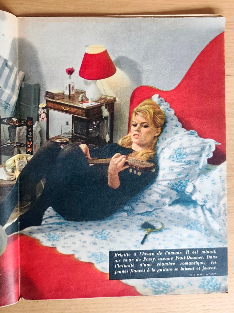 Vous avez souvent vu jouer Brigitte Bardot, grâce à nos reporters, aujourd'hui, pour la première fois, vous allez la voir vivre. Jours de France 218 du 17 janvier 1959