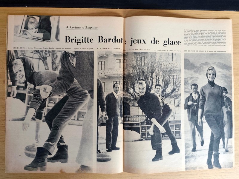 A Cortina d'Ampezzo, Brigitte Bardot a pris ses quartiers d'hiver : elle se repose et apprend à jouer au palet. Jours de France 171 du 22 février 1958