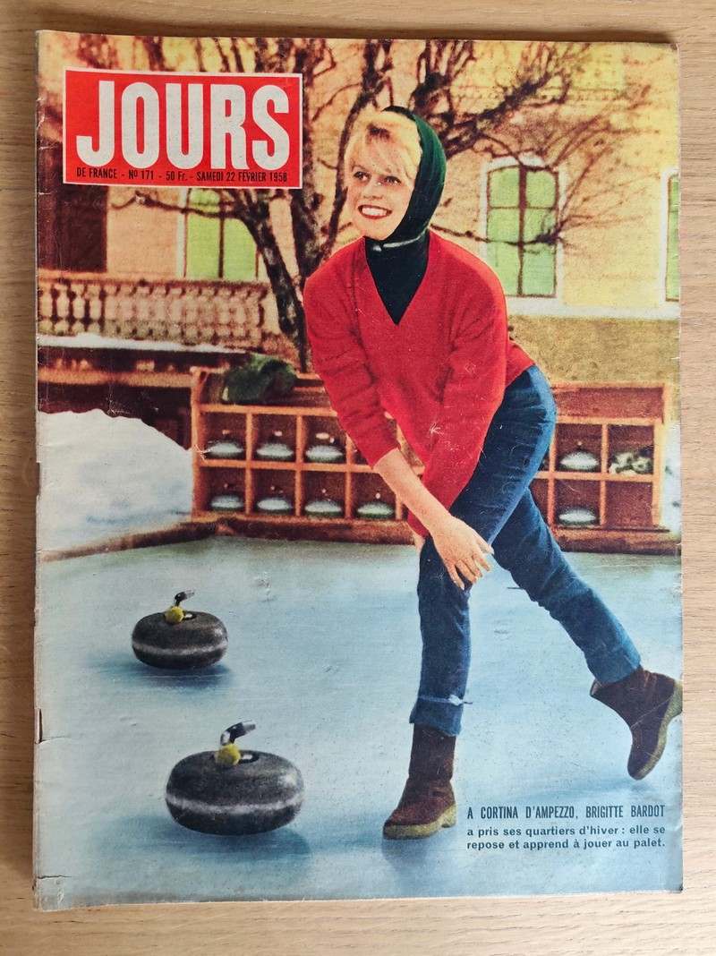 A Cortina d'Ampezzo, Brigitte Bardot a pris ses quartiers d'hiver : elle se repose et apprend à jouer au palet. Jours de France 171 du 22 février...