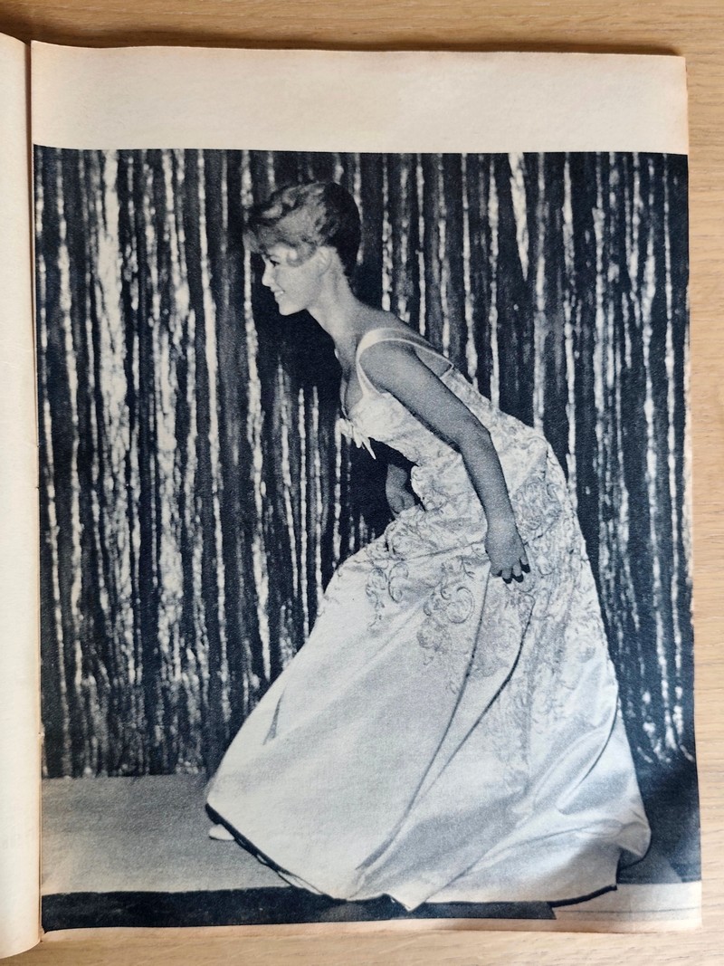 Brigitte Bardot présentée à la Reine d'Angleterre. Jours de France 103 du 3 novembre 1956