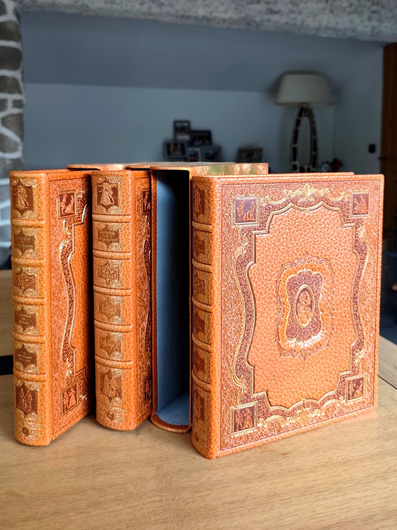 Le théâtre de Beaumarchais (3 volumes avec suite en violet de Bourgogne). Le Barbier de Séville...