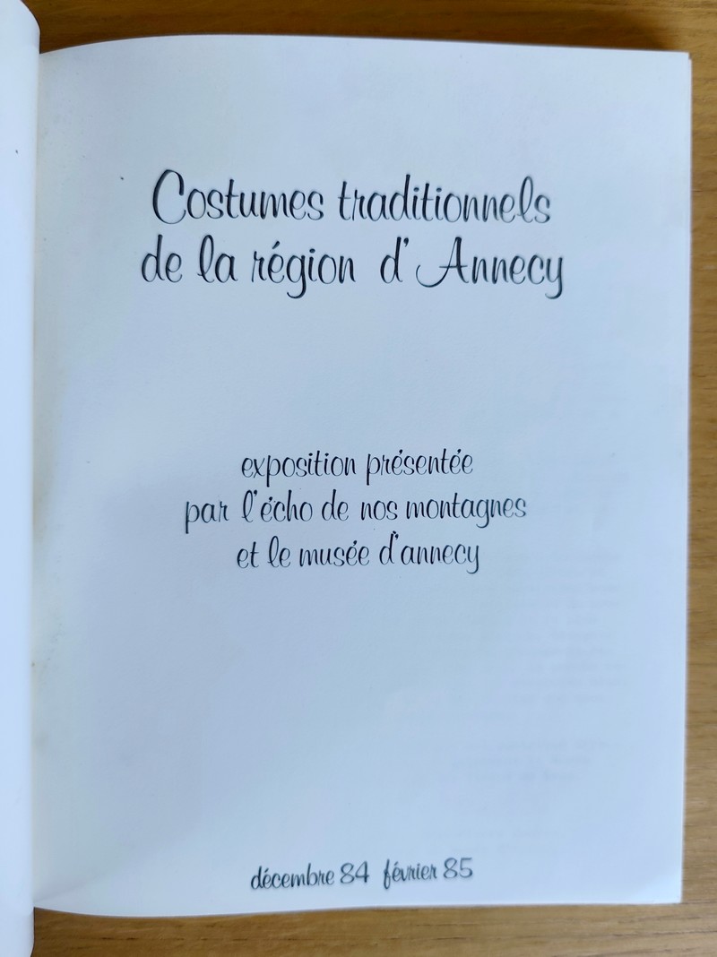Costumes traditionnels de la région d'Annecy. Exposition présentée par l'écho de nos montagnes et le musée d'Annecy. Décembre 1984 - Février 1985
