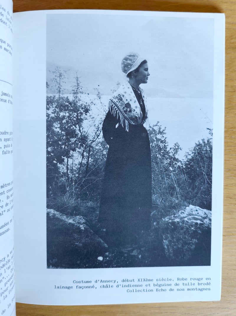 Costumes traditionnels de la région d'Annecy. Exposition présentée par l'écho de nos montagnes et le musée d'Annecy. Décembre 1984 - Février 1985