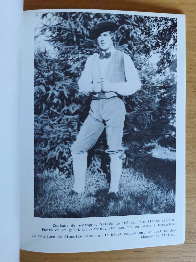 Costumes traditionnels de la région d'Annecy. Exposition présentée par l'écho de nos montagnes et le musée d'Annecy. Décembre 1984 - Février 1985