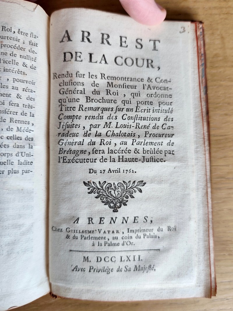 (4 volumes reliés en 1) Compte rendu des constitutions des Jésuites (Omer Joly de Fleury) portant la parole les 3 au 7 juillet 1761. Suivi de : Compte rendu des constitutions des Jésuites (De Caradeuc de La Chalotais) Procureur général du Roi au Parlement de Bretagne les 1 au 5 décembre 1761. Suivi de : Second Compte rendu sur l'appel comme d'abus des constitutions des Jésuites (caradeuc de La Chalotais) les 21 à 24 mai 1762