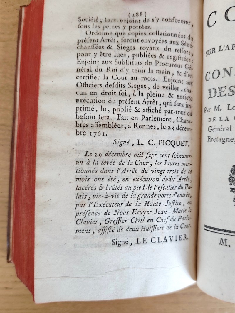 (4 volumes reliés en 1) Compte rendu des constitutions des Jésuites (Omer Joly de Fleury) portant la parole les 3 au 7 juillet 1761. Suivi de : Compte rendu des constitutions des Jésuites (De Caradeuc de La Chalotais) Procureur général du Roi au Parlement de Bretagne les 1 au 5 décembre 1761. Suivi de : Second Compte rendu sur l'appel comme d'abus des constitutions des Jésuites (caradeuc de La Chalotais) les 21 à 24 mai 1762