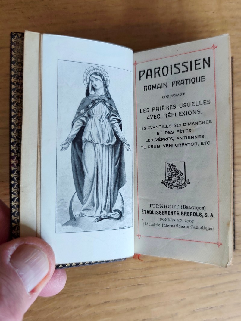 Paroissien Romain pratique contenant les Prières usuelles avec réflexions, les évangiles des Dimanches et des fêtes, les vêpres, Antiennes, Tedeum, Veni creator, etc.