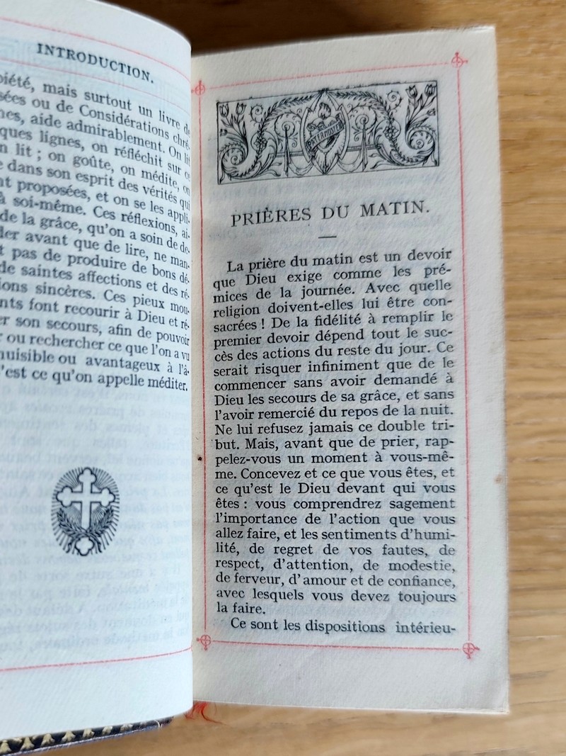 Paroissien Romain pratique contenant les Prières usuelles avec réflexions, les évangiles des Dimanches et des fêtes, les vêpres, Antiennes, Tedeum, Veni creator, etc.