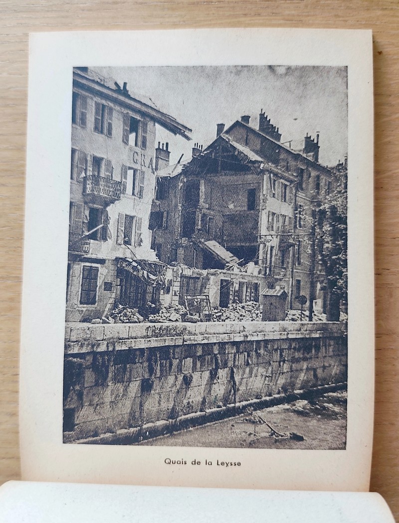 Bombardement de la Ville de Chambéry par l'aviation anglo-américaine. 26 mai 1944, 10 h 15. 40 reproductions de photographies